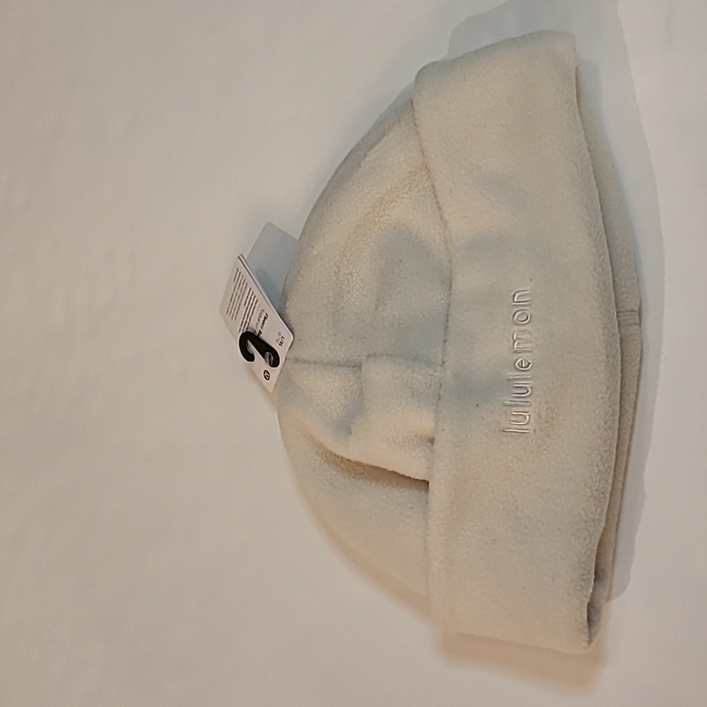 Lululemon Women’s Fleece beanie NWT
